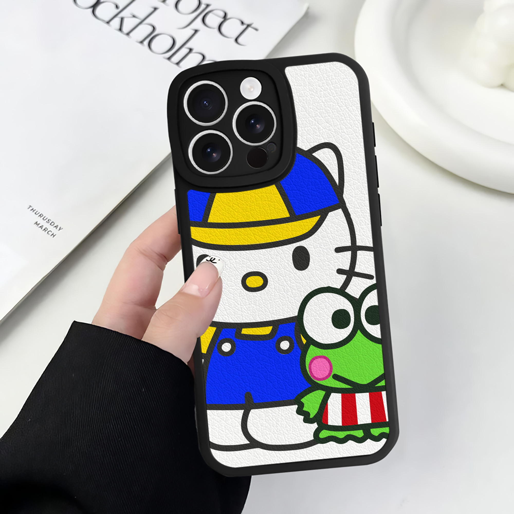 （画像用） Hello Kitty ハローキティ 【iPhone 16シリーズ対応】シリコンスマホケース（レザー調） 材質：シリコン